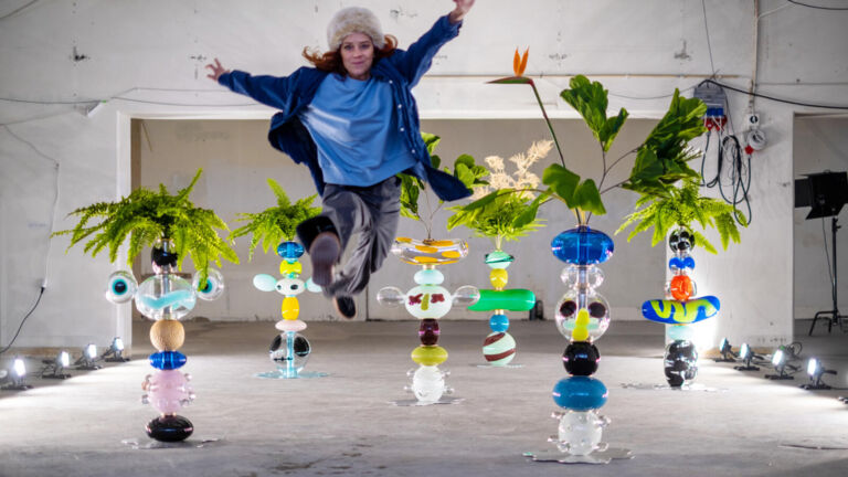 Frida Fjellmann springt in die Luft vor ihrer Installation